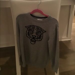 I am selling size 6/7 Y